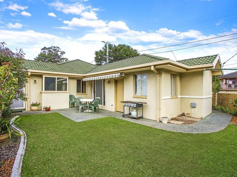 1 Kurrawa Avenue, Point Clare NSW 2250