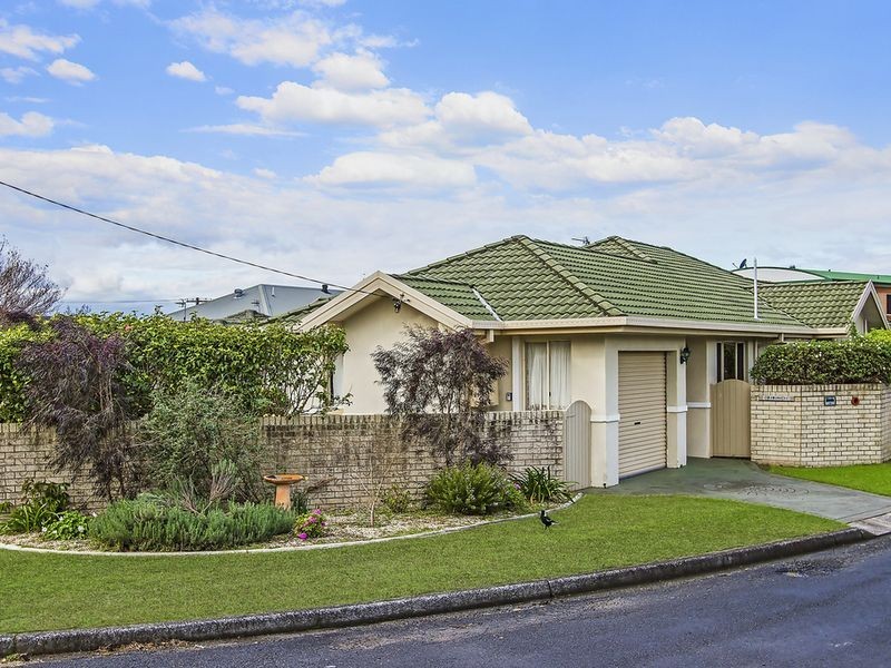 1 Kurrawa Avenue, Point Clare NSW 2250