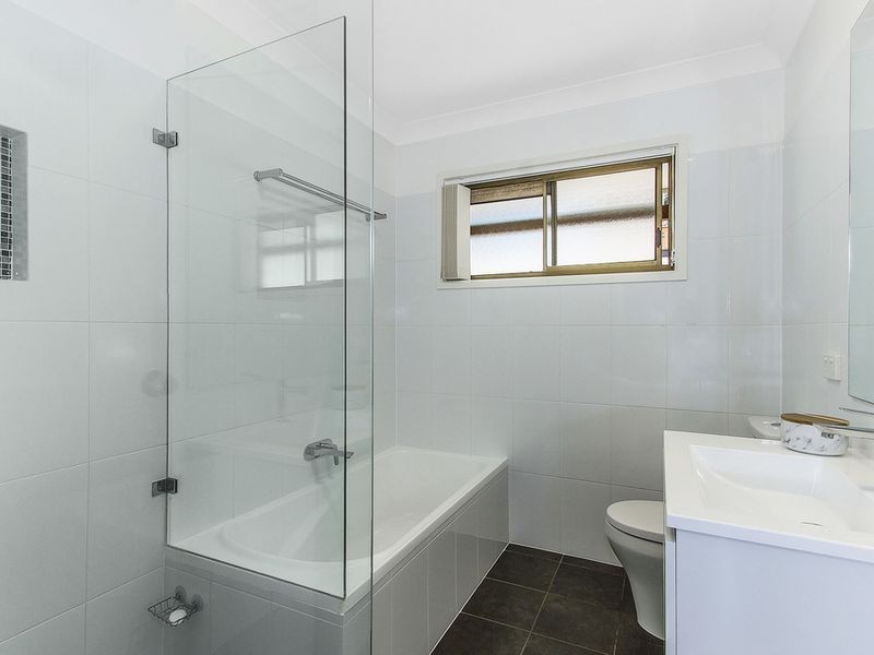 18 Nari Avenue, Point Clare NSW 2250