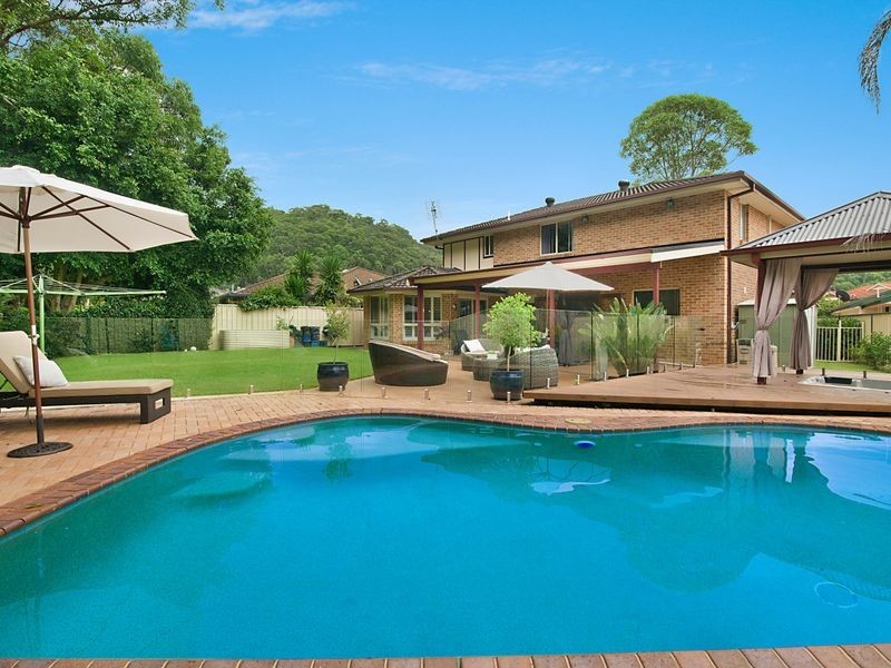 4 McKellar Close, Point Clare NSW 2250