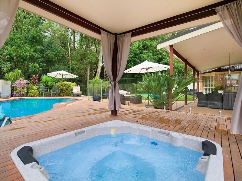 4 McKellar Close, Point Clare NSW 2250