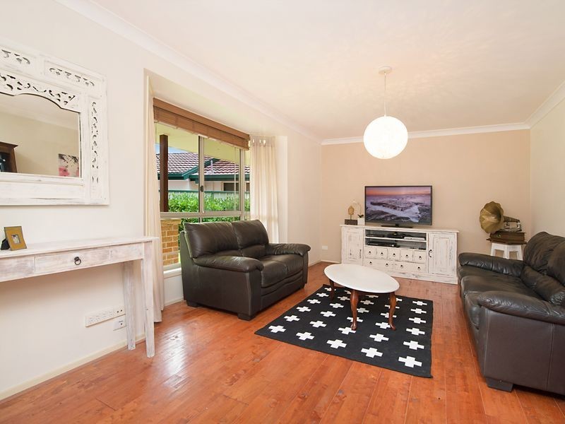 4 McKellar Close, Point Clare NSW 2250