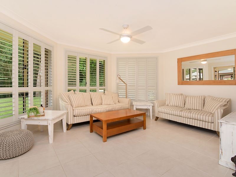 4 McKellar Close, Point Clare NSW 2250