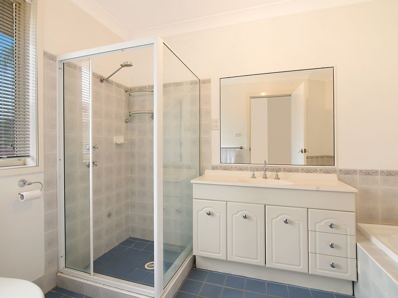 4 McKellar Close, Point Clare NSW 2250