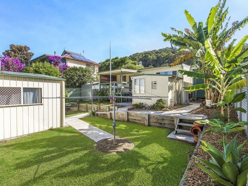 2 Nioka Avenue, Point Clare NSW 2250