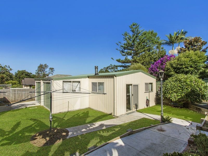 2 Nioka Avenue, Point Clare NSW 2250