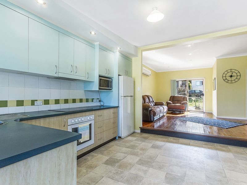 2 Nioka Avenue, Point Clare NSW 2250