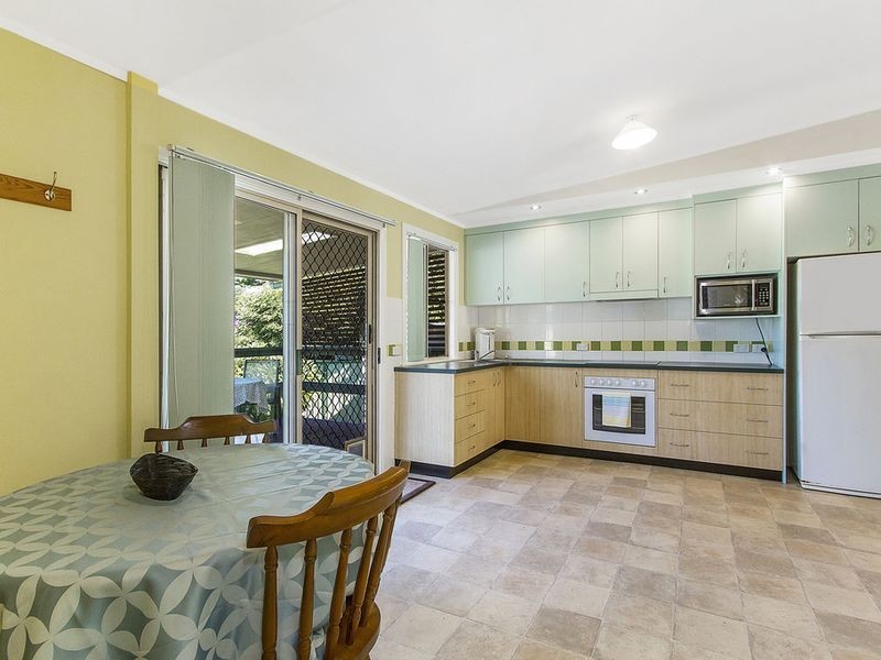 2 Nioka Avenue, Point Clare NSW 2250