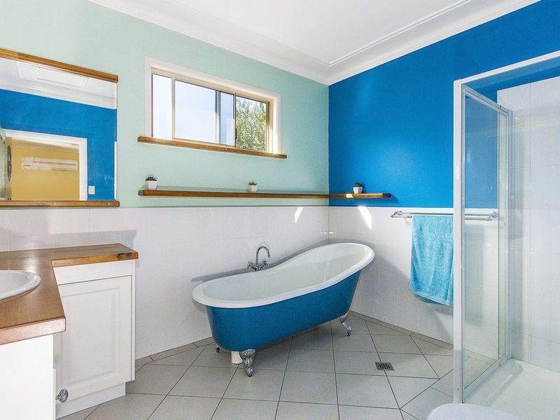 2 Nioka Avenue, Point Clare NSW 2250