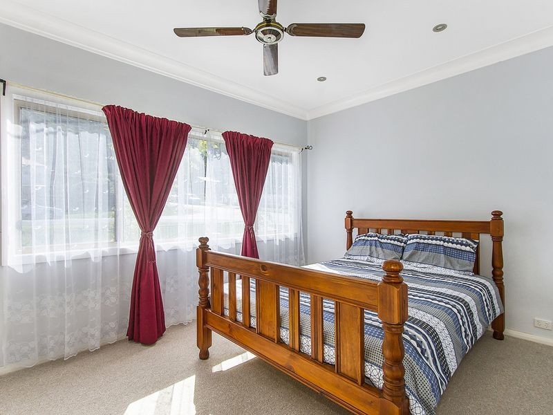 2 Nioka Avenue, Point Clare NSW 2250