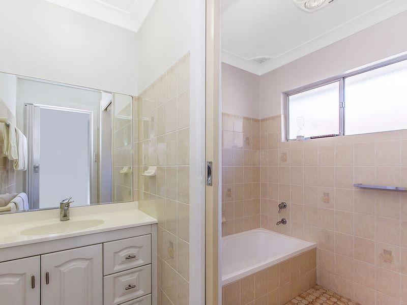 12 Jindalee Avenue, Point Clare NSW 2250
