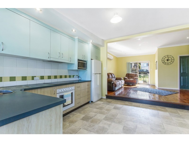 2 Nioka Avenue, Point Clare NSW 2250