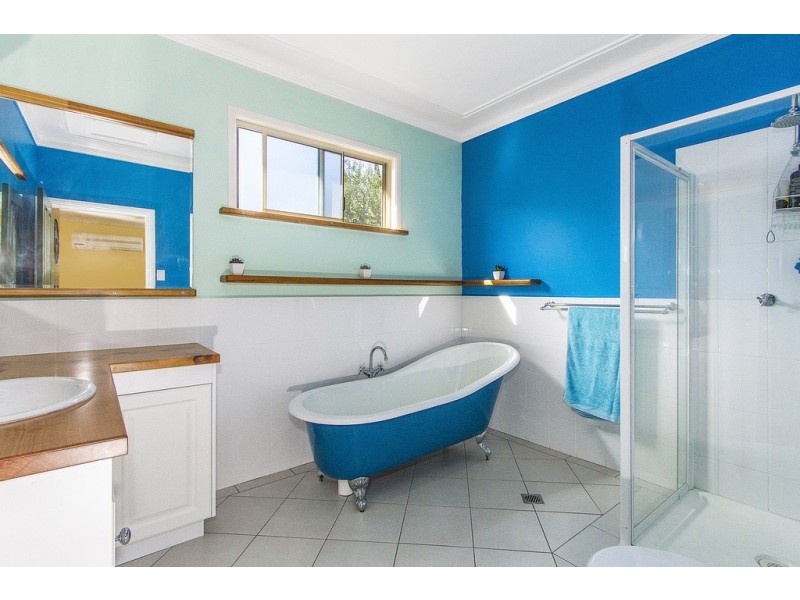 2 Nioka Avenue, Point Clare NSW 2250