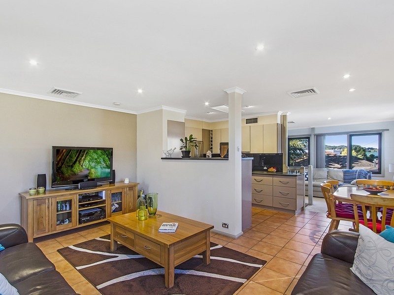 2 Ferguson Close, West Gosford NSW 2250