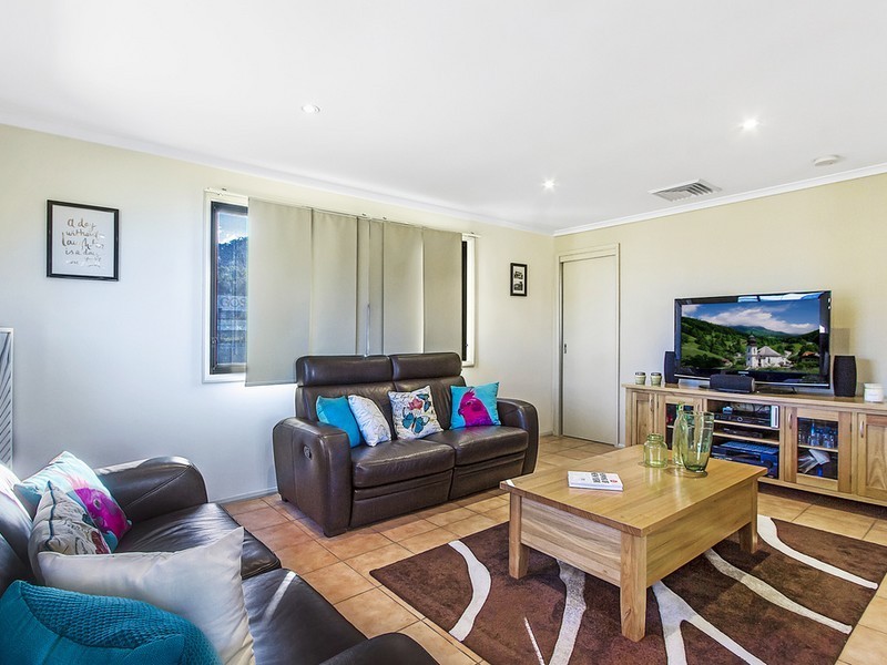 2 Ferguson Close, West Gosford NSW 2250