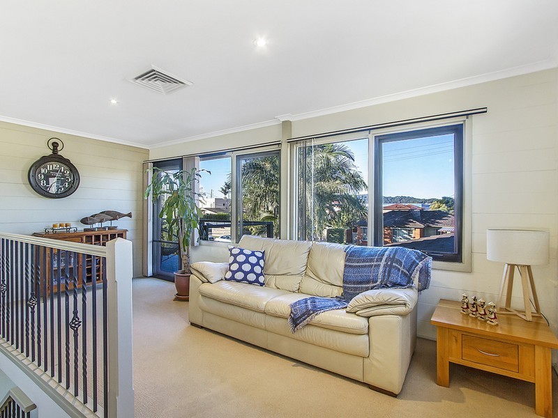 2 Ferguson Close, West Gosford NSW 2250