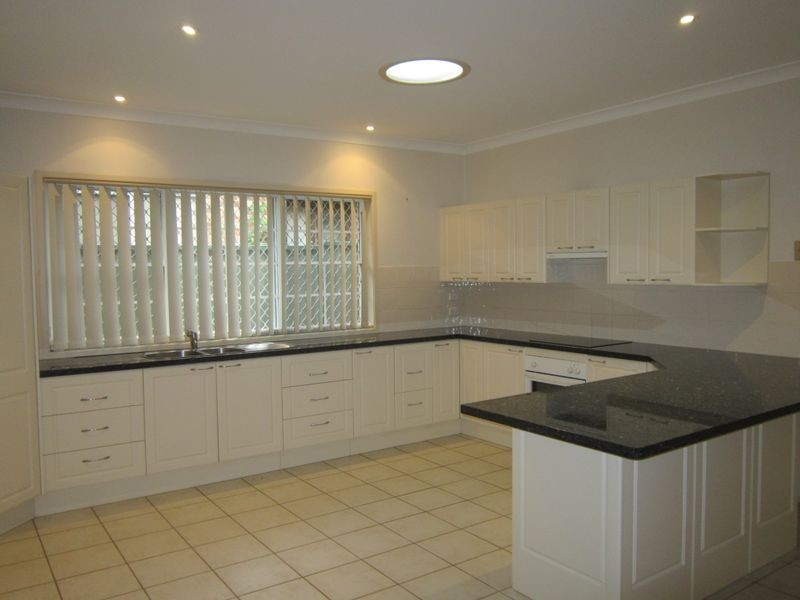 14 Robson Close, Point Clare NSW 2250