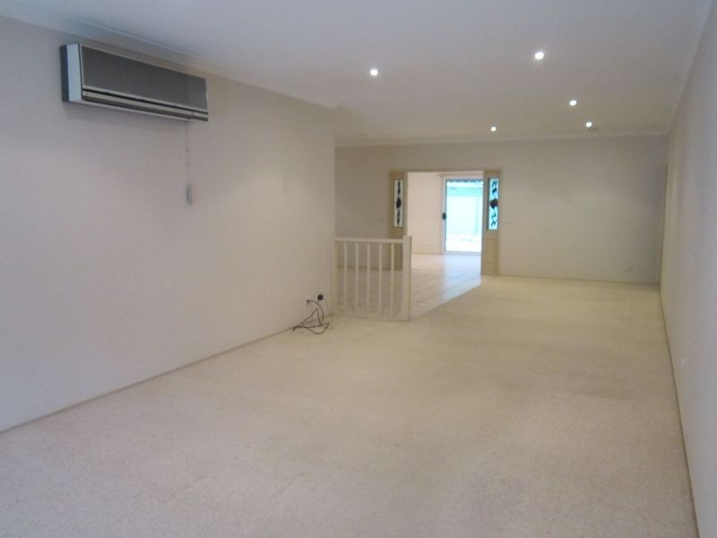 14 Robson Close, Point Clare NSW 2250