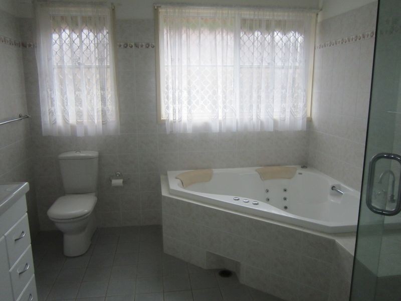 14 Robson Close, Point Clare NSW 2250