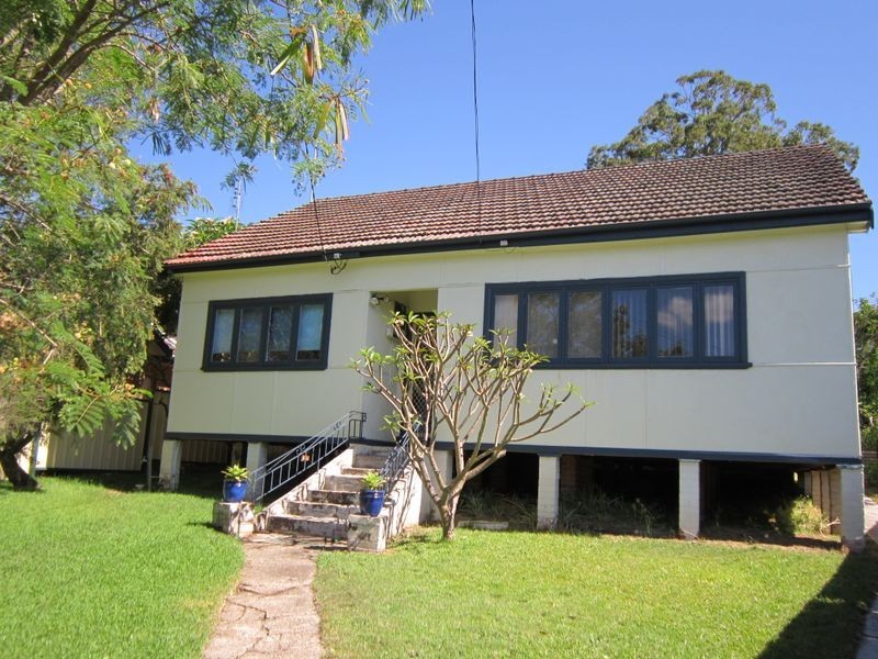 9 Broadwater Street, Point Clare NSW 2250