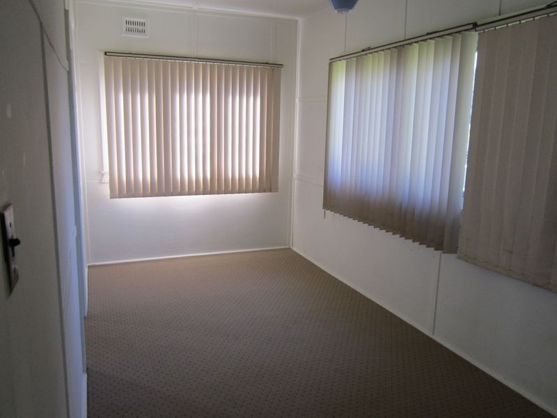 9 Broadwater Street, Point Clare NSW 2250