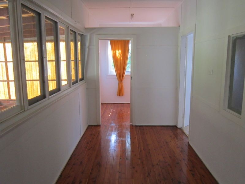 9 Broadwater Street, Point Clare NSW 2250