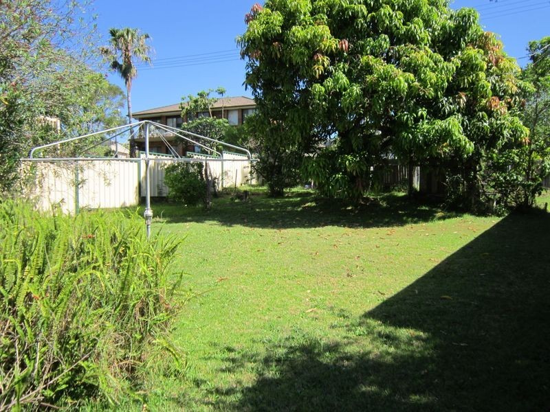 9 Broadwater Street, Point Clare NSW 2250