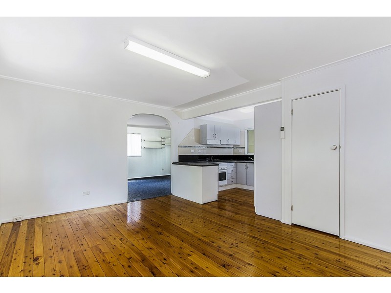 2 Koolinda Ave, Point Clare NSW 2250