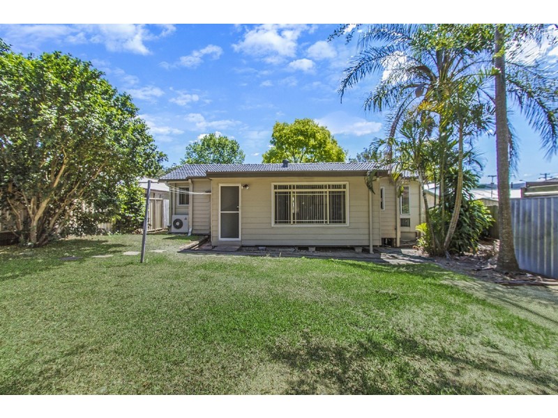 2 Koolinda Ave, Point Clare NSW 2250