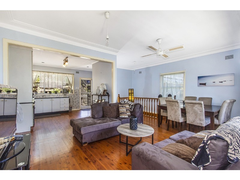109 Brisbane Water Dr (Entry via Penang St), Point Clare NSW 2250