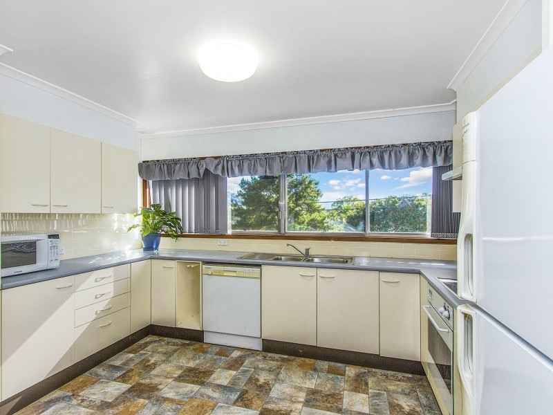 16 Priestley Parade, Point Clare NSW 2250