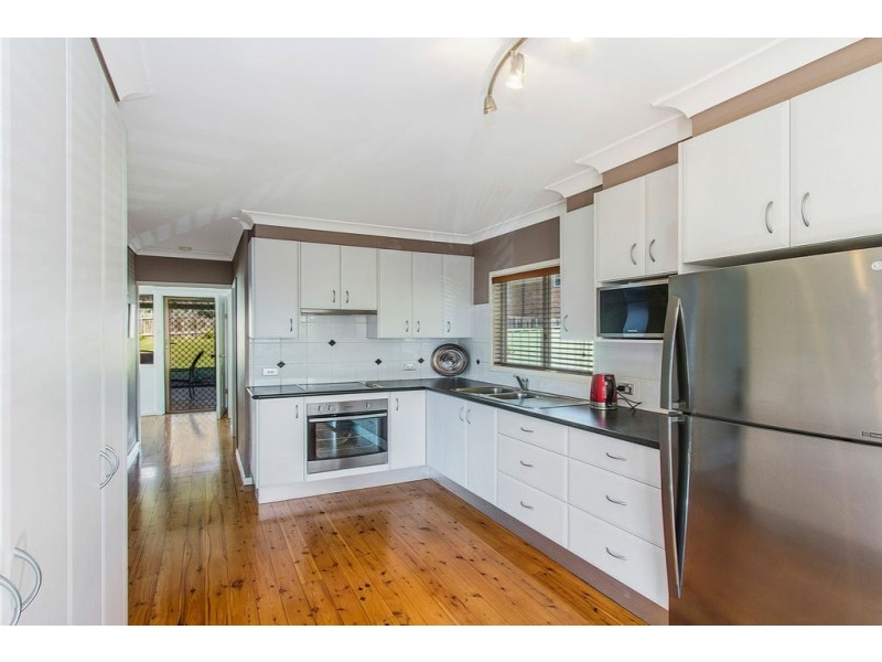4 Welwyn Grove, Point Clare NSW 2250