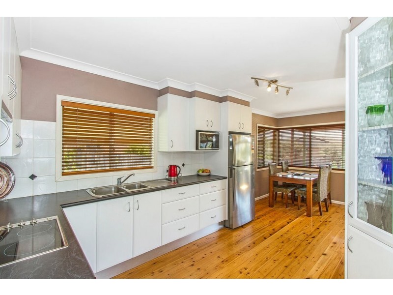 4 Welwyn Grove, Point Clare NSW 2250