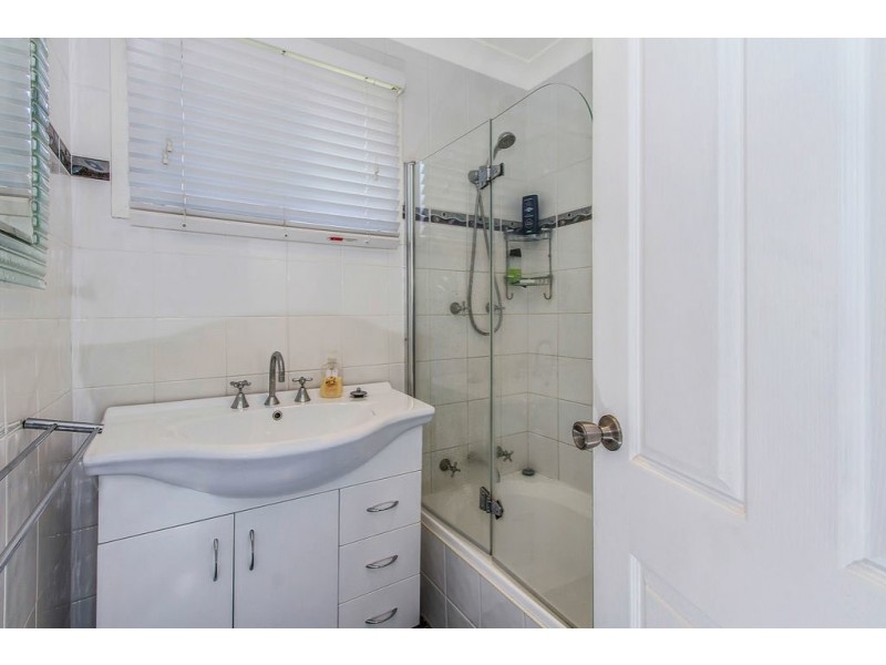 4 Welwyn Grove, Point Clare NSW 2250