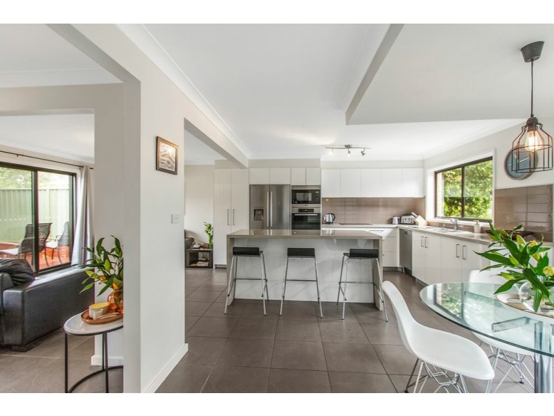 6 Waterside Close, Point Clare NSW 2250