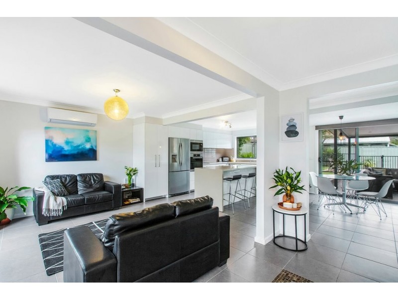 6 Waterside Close, Point Clare NSW 2250