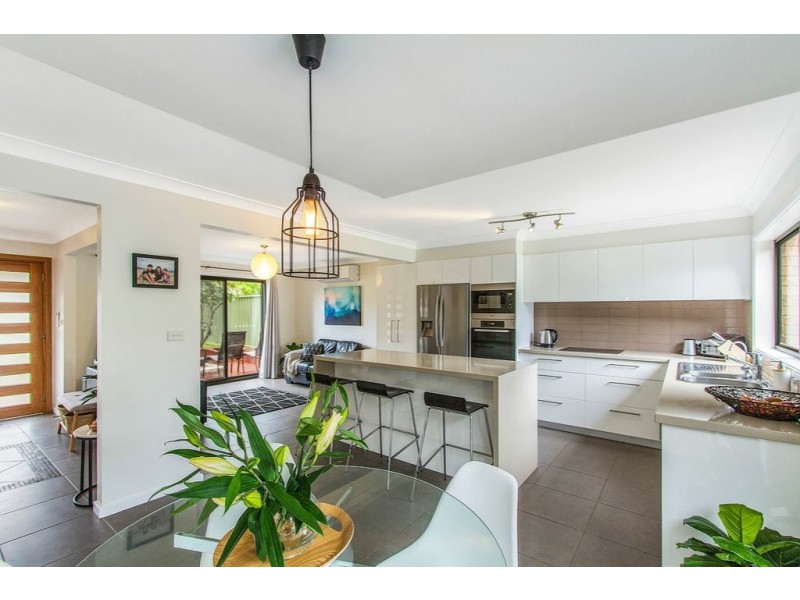 6 Waterside Close, Point Clare NSW 2250