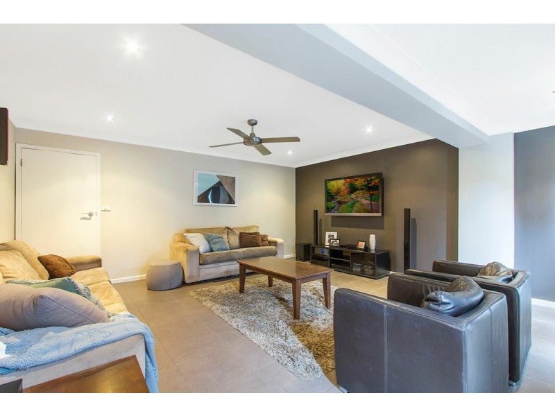 6 Waterside Close, Point Clare NSW 2250