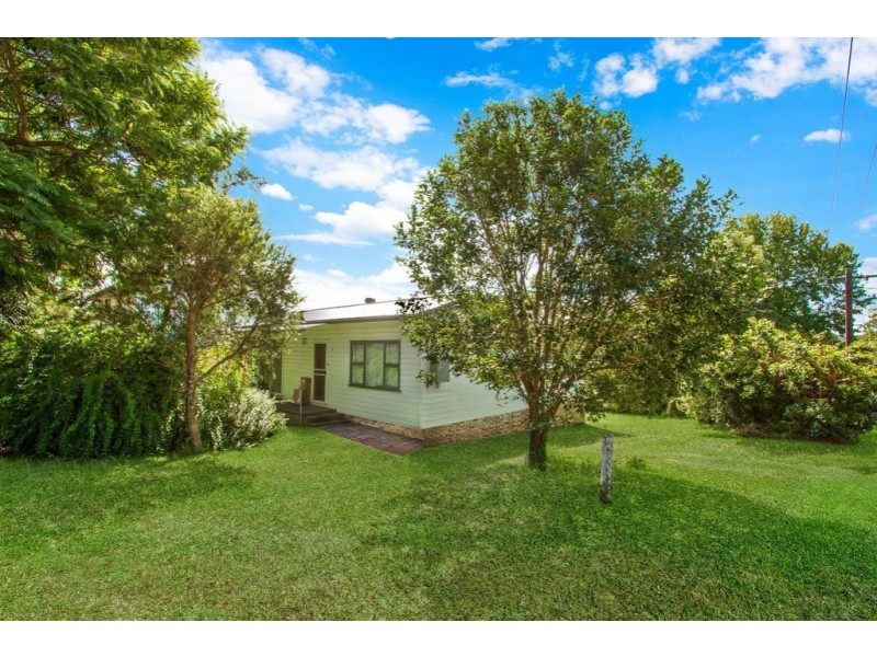 8 Matthews Parade, Point Clare NSW 2250