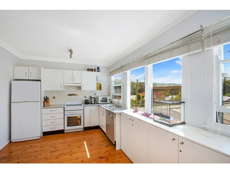 8 Matthews Parade, Point Clare NSW 2250