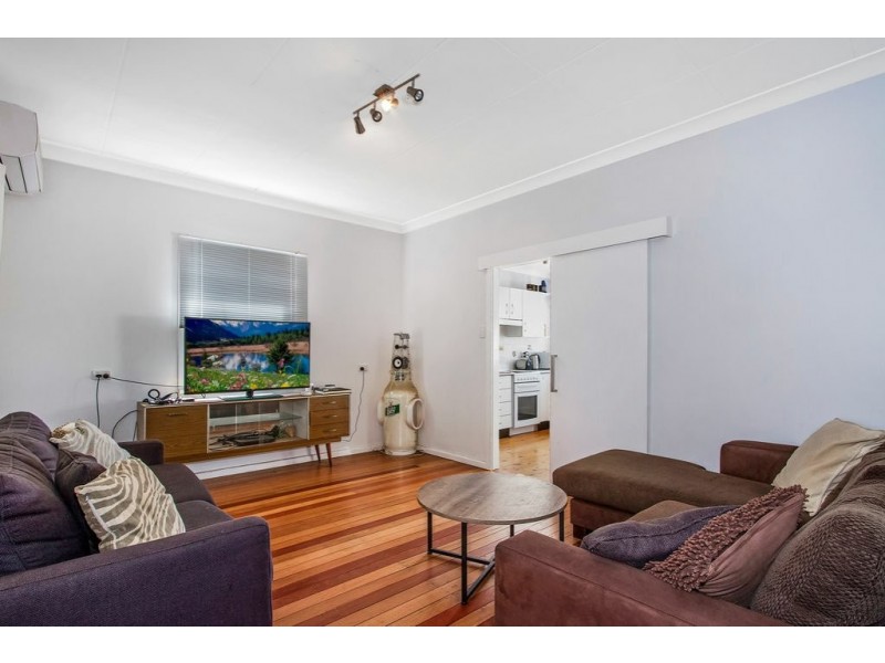 8 Matthews Parade, Point Clare NSW 2250