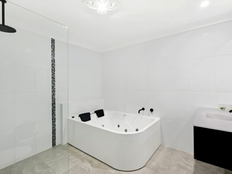 30 Penang Street, Point Clare NSW 2250