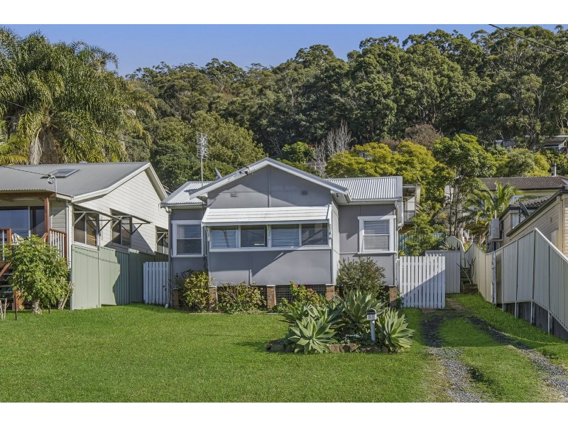 25 Nioka Avenue, Point Clare NSW 2250