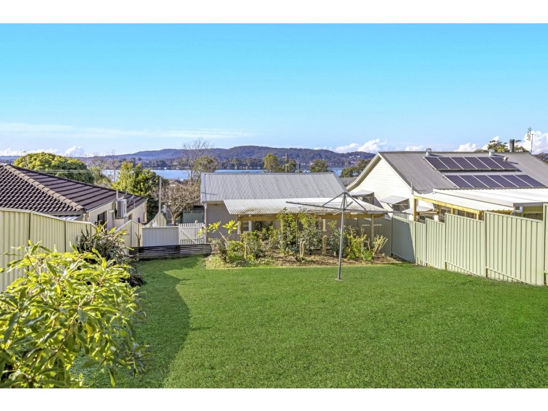 25 Nioka Avenue, Point Clare NSW 2250