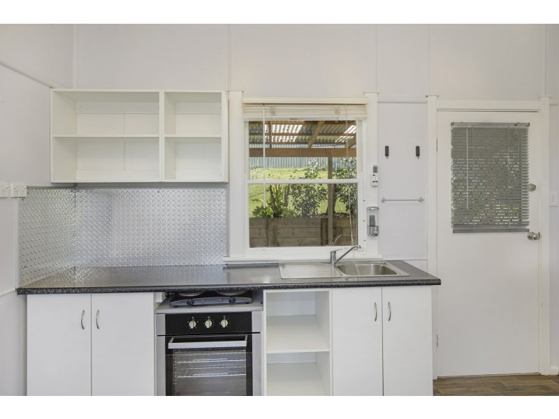 25 Nioka Avenue, Point Clare NSW 2250