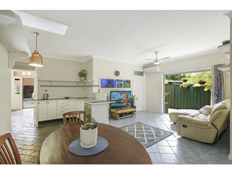 2/8 Scott Street, Point Clare NSW 2250