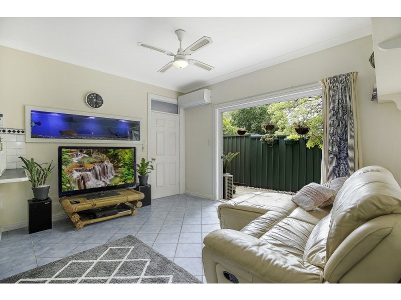 2/8 Scott Street, Point Clare NSW 2250
