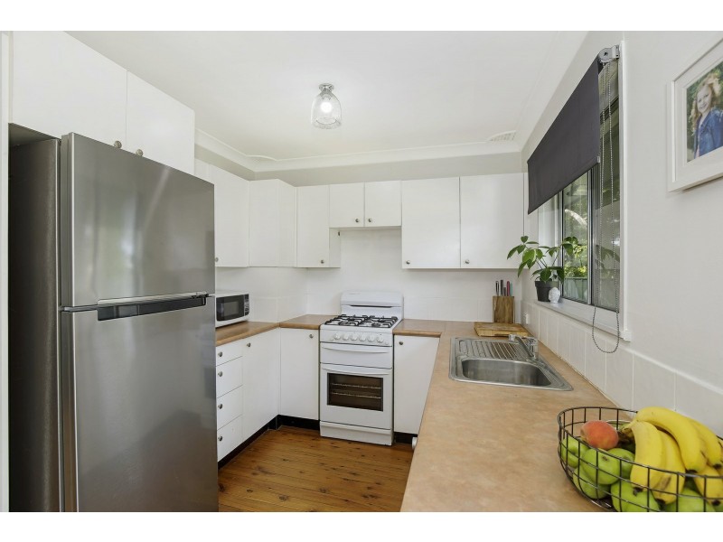 2 Sunshine Drive, Point Clare NSW 2250