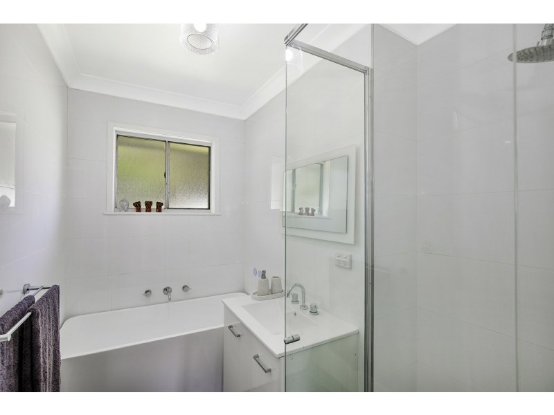 2 Sunshine Drive, Point Clare NSW 2250
