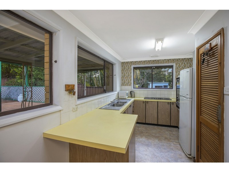 19 Matthews Parade, Point Clare NSW 2250